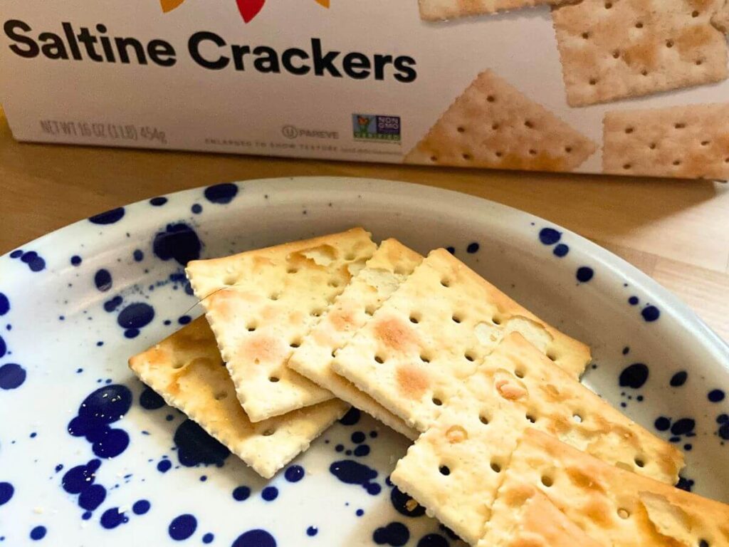 saltine crackers on plate for serving with tomato rice soup